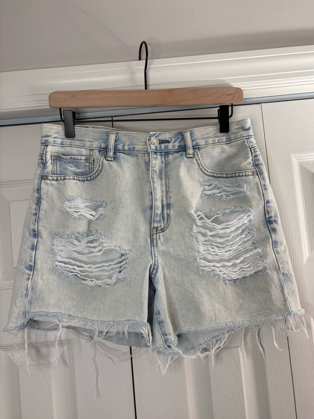 Women’s American Eagle Outfitters distressed mom shorts light blue denim size 6